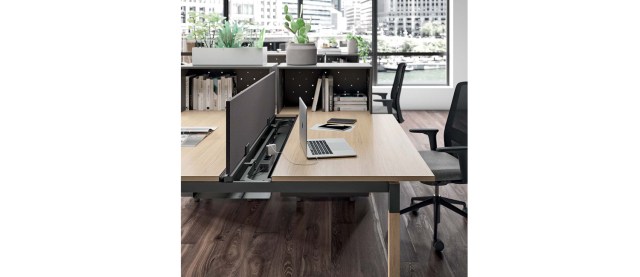 X4 wooden legs Operative desks