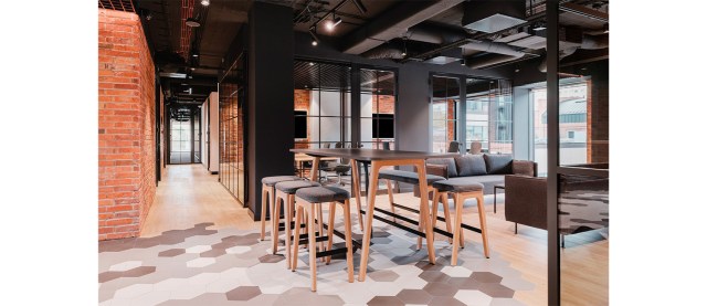 Opertive desk Levitate